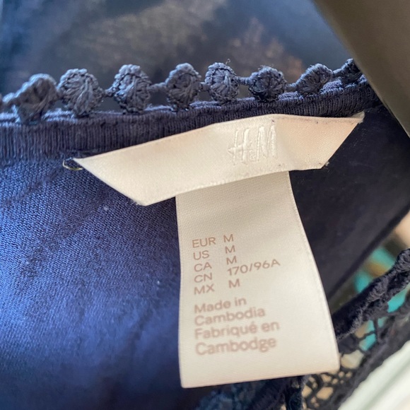 4/$30🦋 H&M women’s navy tank size medium - Picture 3 of 3